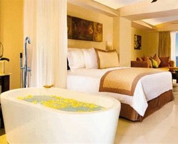 Vista del interior de la Suite Junior con vistas tropicales en donde puedes disfrutar con tu pareja de tu propia bañera de hidromasaje.