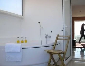 Foto del jacuzzi que puedes encontrar en el Apartamento Dúplex con vistas al mar.