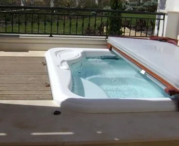 Foto del jacuzzi que puedes encontrar en el Apartamento de 2 dormitorios con bañera de hidromasaje y vistas al mar.