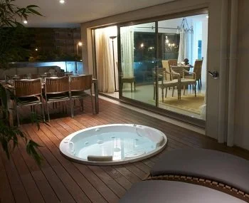 Foto y detalle de jacuzzi en el Apartamento Deluxe.