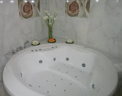 Foto de la Habitación Doble Deluxe para una velada romántica con jacuzzi incluido.