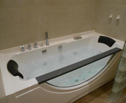 La Suite de 2 dormitorios con bañera de hidromasaje con jacuzzi privado para estancias románticas.