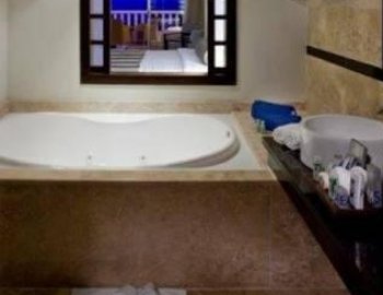 Interior de la Suite Junior Deluxe con bañera de hidromasaje donde encontrarás un jacuzzi para relajarte con tu pareja.