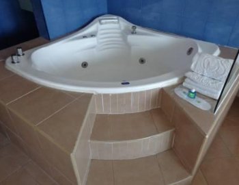 La Habitación con cama extragrande y bañera de hidromasaje y foto de la bañera de hidromasaje que puedes disfrutar.