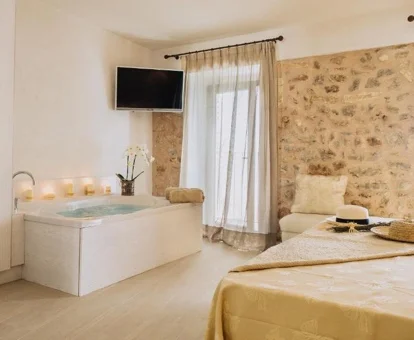 habitación con jacuzzi privado del Hotel Can Solaies en Mallorca habitación con hidromasaje