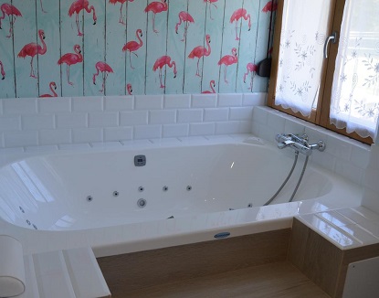 Foto del jacuzzi en la habitación doble con bañera de hidromasaje de la casa rural de Sierra Salvada en la provincia de Álava