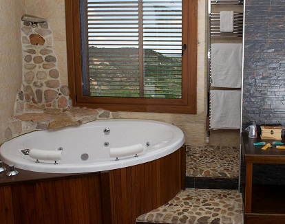 Foto del jacuzzi junto a la ventana en la habitación doble con bañera de hidromasaje