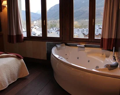 Foto del jacuzzi junto a la ventana en la habitación doble del Hotel Boutique Maribel