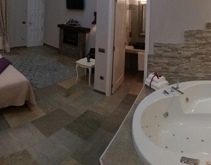 Foto de la bañera de hidromasaje redonda en la habitación doble del hotel rural Sierra Palomera