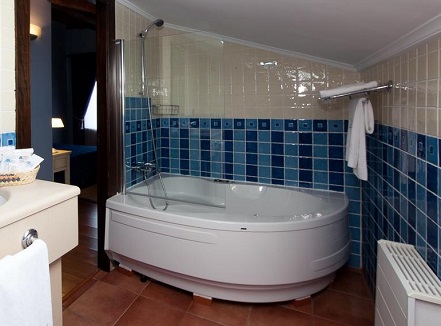 Foto de la bañera de hidromasaje en la habitación doble con bañera de hidromasaje con vistas al mar en Hotel Spa Gametxo