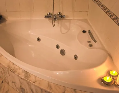 Foto de la habitación doble con Bañera de hidromasaje en el pazo Turismo Rural As Casas