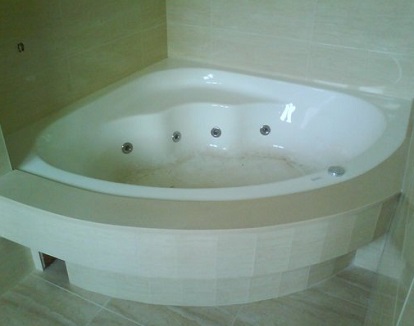 Bañera de hidromasaje en la doble del hotel rural Neixón en Boiro en la provincia de A Coruña