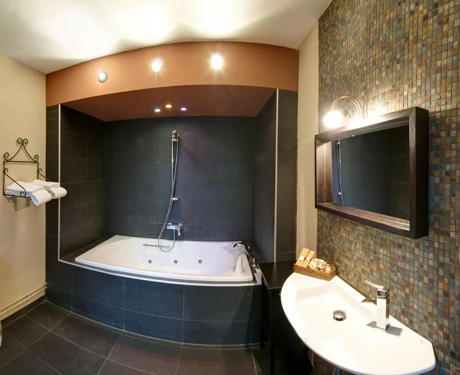 Habitacion Doble Superior con jacuzzi en el hostal rural La Plaça en Erill la Vall en la provincia de Lleida