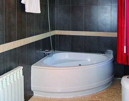 Foto de la bañera de hidromasaje en la habitación doble superior en el Hotel Dom en la provincia de Lleida