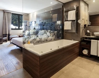Habitaciones y suites con jacuzzi en la provincia de Lleida en Baqueira-Beret donde puedes disfrutar de la nieve y el ski con tu pareja.