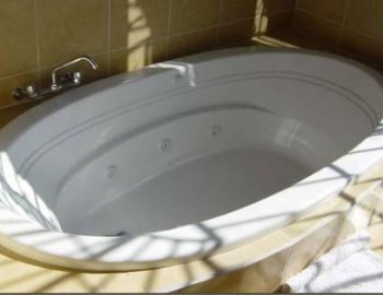 La Suite con cama extragrande y bañera de hidromasaje con jacuzzi privado para estancias románticas.