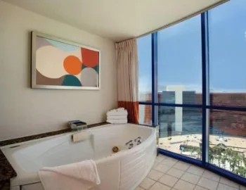 Interior de la Suite Carioca con 1 cama extragrande Anthology Collection donde encontrarás un jacuzzi para relajarte con tu pareja.