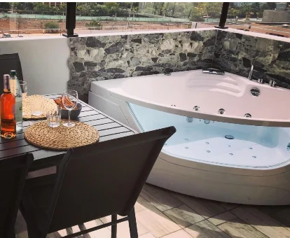 terraza con jacuzzi
