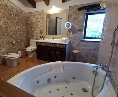 habitacion con bañera de hidromasaje