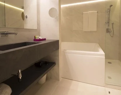 habitacion suite del hotel Zenit en Sevilla habitacion con hidromasaje