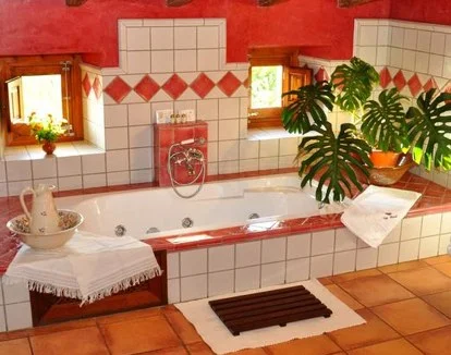 bañera de hidromasaje de la habitación superior del Hotel Can Bessol en Mallorca bañera de hidromasaje