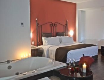 Hidromasaje en la Suite con cama extragrande y bañera de hidromasaje - Fumadores para una estancia muy especial o aniversario de bodas.