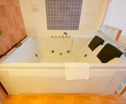 El jacuzzi que encuentras en la Suite con cama extragrande y bañera de hidromasaje.