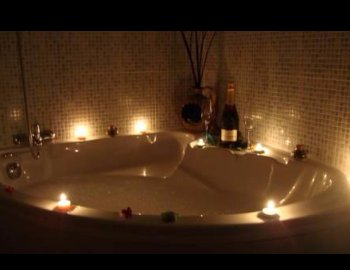 La Suite con cama doble y bañera de hidromasaje privada con jacuzzi privado para estancias románticas.