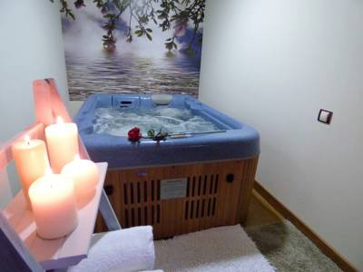 La Habitación Doble con bañera de hidromasaje - 1 o 2 camas y foto de la bañera de hidromasaje que puedes disfrutar.