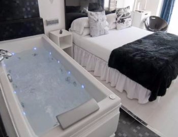 La Habitación Doble con bañera de hidromasaje y foto de la bañera de hidromasaje que puedes disfrutar.
