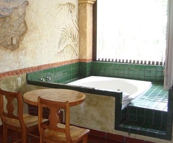 La Habitación con cama extragrande y bañera de hidromasaje perfecto para disfrutar de una noche romántica.