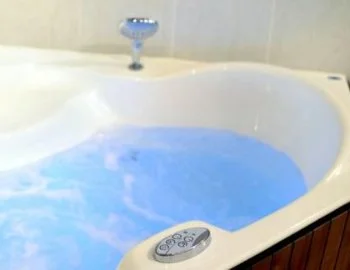 El jacuzzi que encuentras en la Habitación Deluxe Balneo.