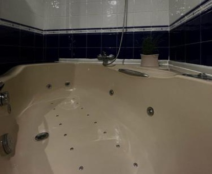 habitacion con bañera de hidromasaje
