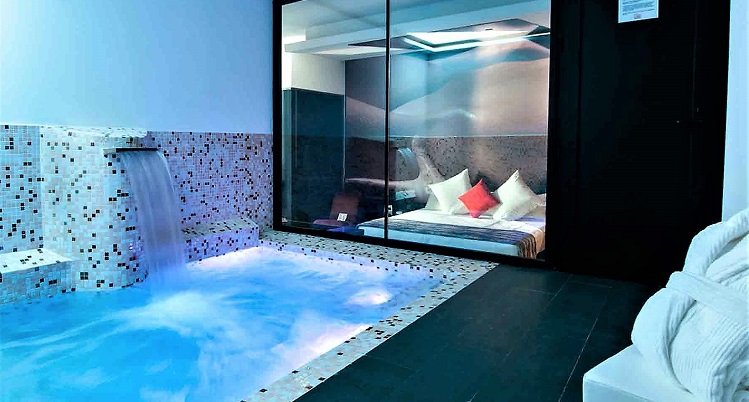Hotel Loob en Torrejon de Ardoz de Madrid con muchas habitaciones con piscina privada y jacuzzi privado para elegir en una noche muy especial con tu pareja.