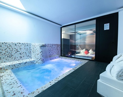 Suite con piscina privada con total intimidad para parejas que quieran un lugar discreto con jacuzzi y con piscina en la habitación