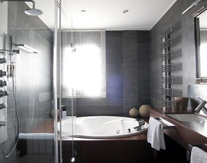 Suite con bañera de hidromasaje en el alojamiento rural Marjal en Poble Nou del Delta en la provincia de Tarragona
