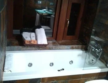 bañera de hidromasaje de la habitación superior del Hotel Villadesella 