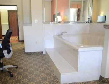 Bañera de hidromasaje en la Suite con cama extragrande y bañera de hidromasaje.