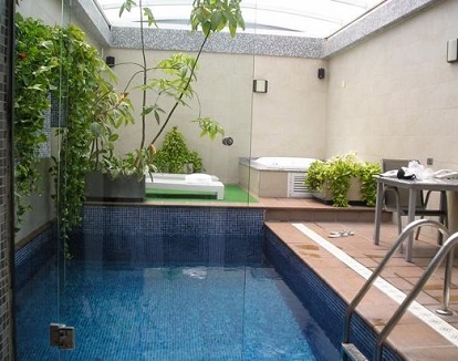 Suite con piscina privada con total intimidad para parejas que quieran un lugar discreto con jacuzzi y con piscina en la habitación