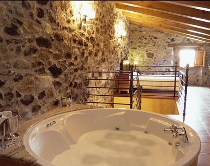hotel romantico con con jacuzzi en la habitacion en Girona