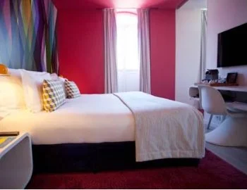 Bañera de hidromasaje para disfrutar en pareja en la Suite con vistas a la plaza Rossio.