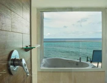 Bañera de hidromasaje para disfrutar en pareja en la Habitación Deluxe con vistas al mar y bañera de hidromasaje.