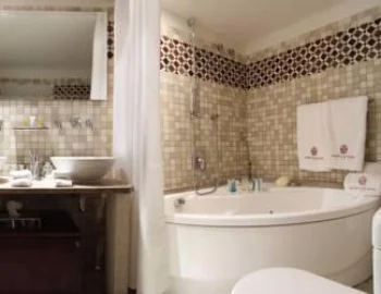 Foto de la la Habitación Doble donde se encuentra la bañera de hidromasaje.
