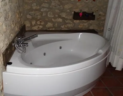 Foto del jacuzzi en la planta superior de la casa rural La Cantonera