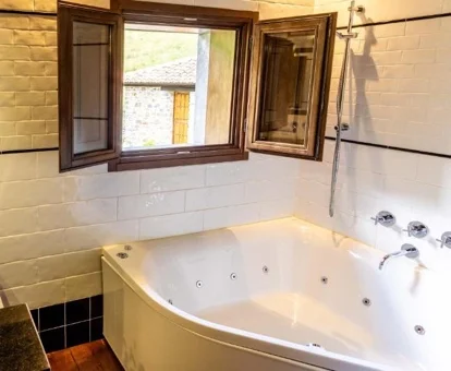 Foto de la Suite Este con jacuzzi privado.