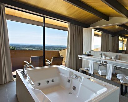 Habitación con jacuzzi con vistas con encanto en el hotel Can Xiquet en la provicia de Girona