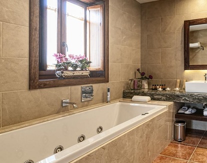 Suite superior con bañera de hidromasaje en Girona en el hotel rural Restaurante el Ventós