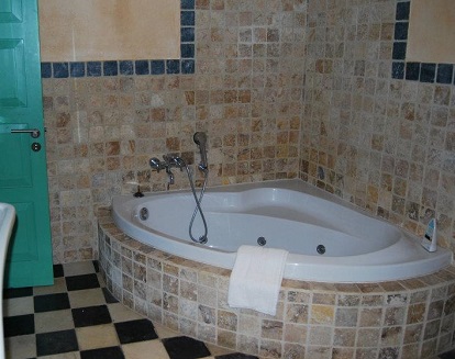 bañera de hidromasaje en la suite junior del hotel rural Casa Henrietta en la población de Jimena de la Frontera en la provincia de Cádiz