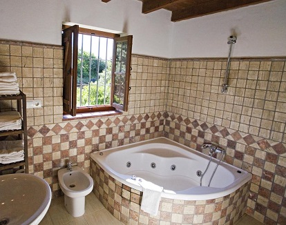 Villa superior con 3 dormitorios y con jacuzzi privado. Disfruta de un entorno romántico en Finca Rocabella de El Chorro en Málaga