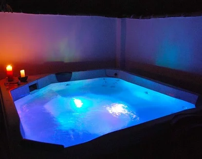 Jacuzzi muy romántico en el exterior en la casa rural el Rincón de Carmen en Rute, provincia de Córdoba